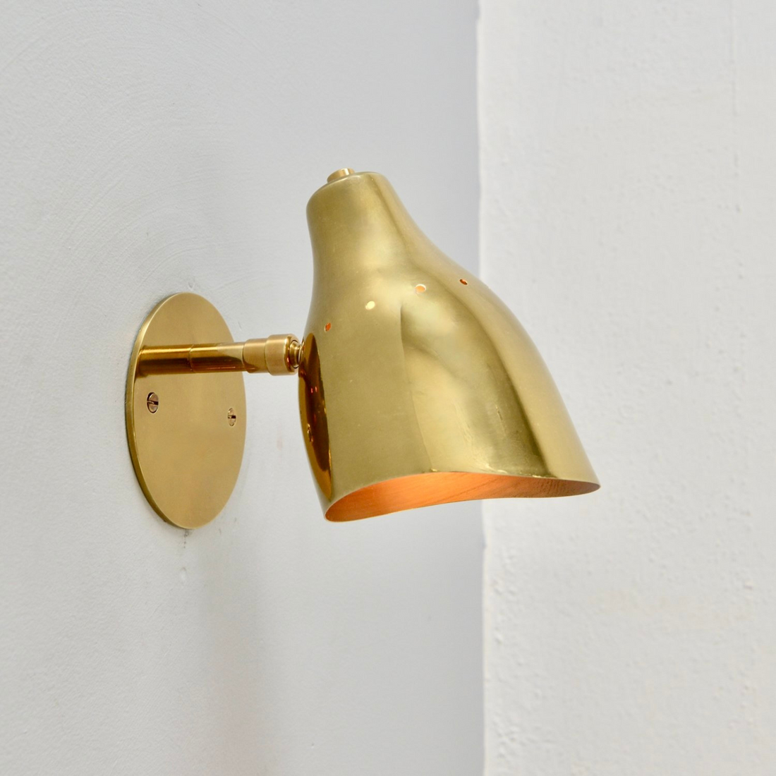 Mid-Century Modern Brass Wall Sconce – One-Light Fixture