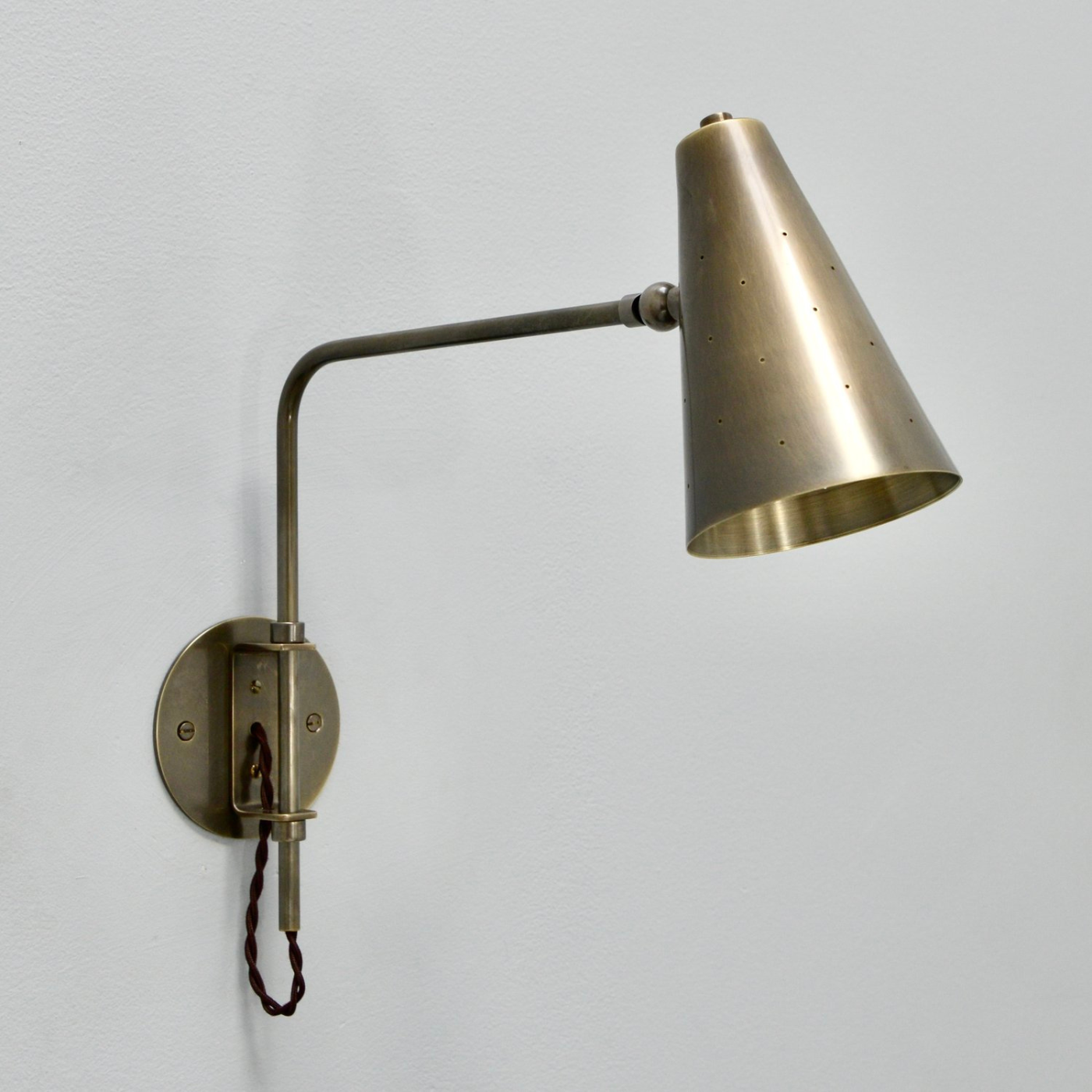 One-Light Brass Wall Sconce – Mid-Century Modern