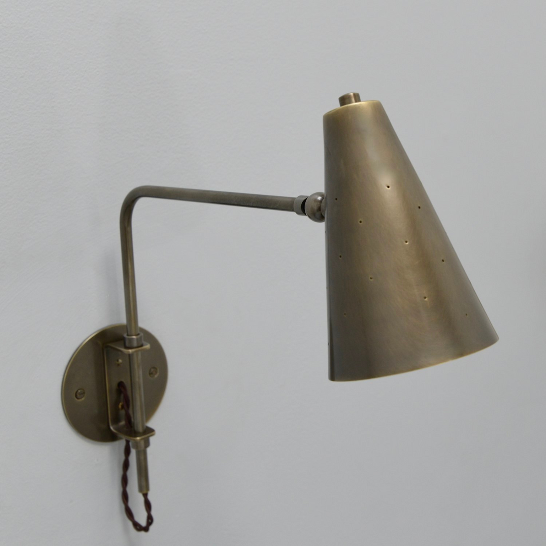 One-Light Brass Wall Sconce – Mid-Century Modern